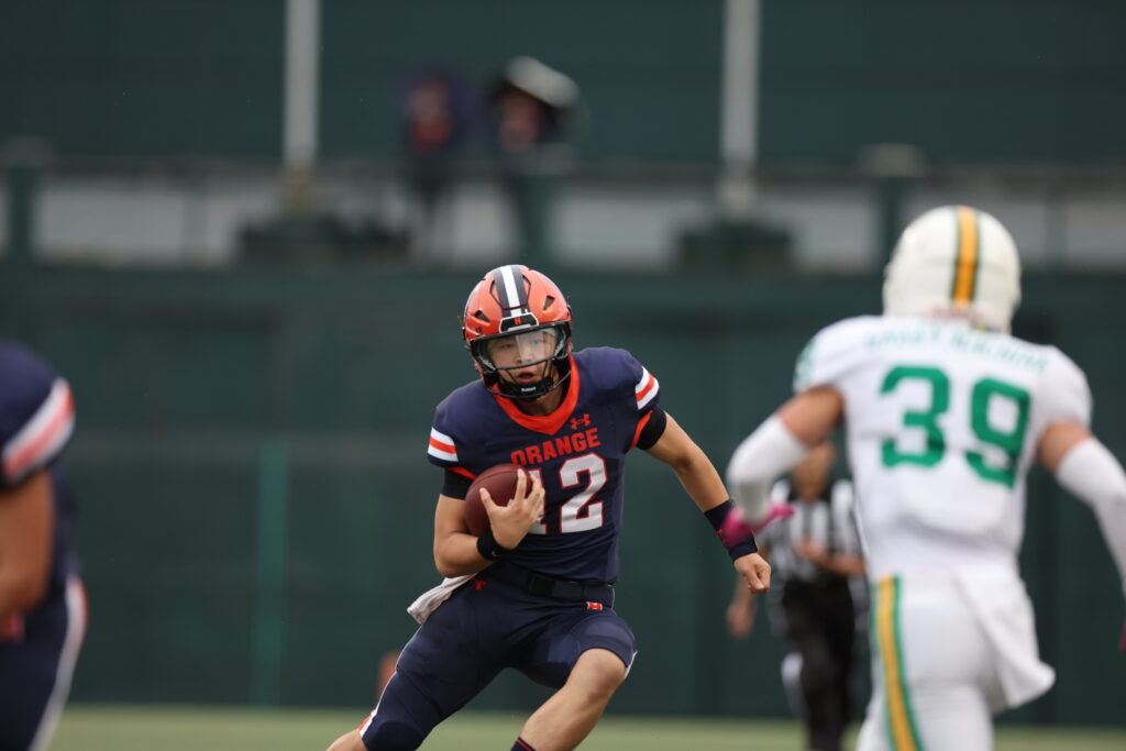 専修大学戦で活躍する1年生QBの田邊悠人選手