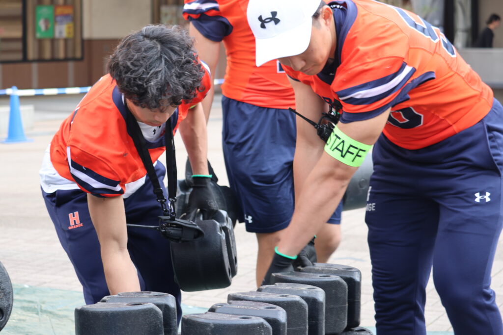 武蔵小杉のイベント設営をする法政アメフト部の選手1